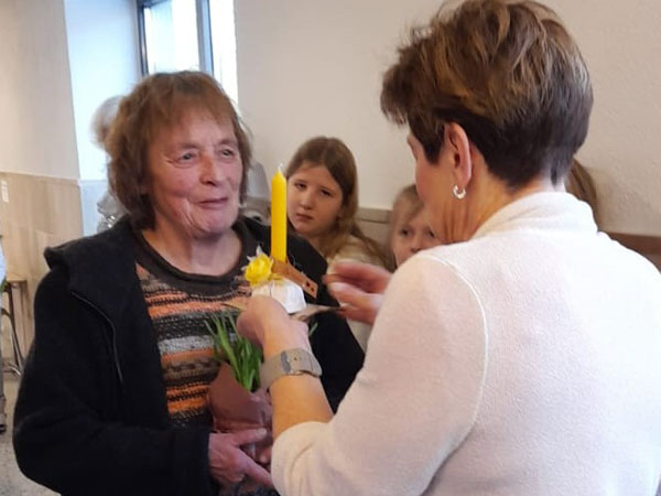 Frau Olbrich gratuliert Frau Seibold