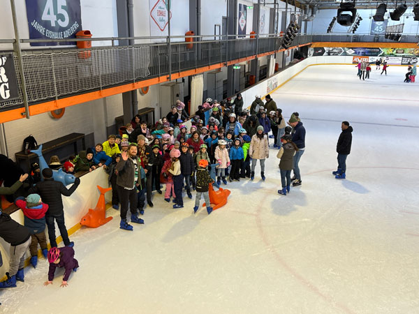 Gruppenfoto der Kinder auf dem Eis